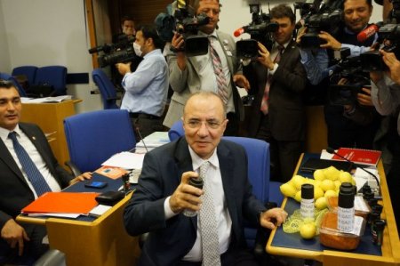 CHP Meclis'te gazlı eylem yaptı, herkes öksürdü