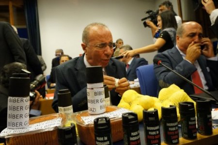 CHP Meclis'te gazlı eylem yaptı, herkes öksürdü