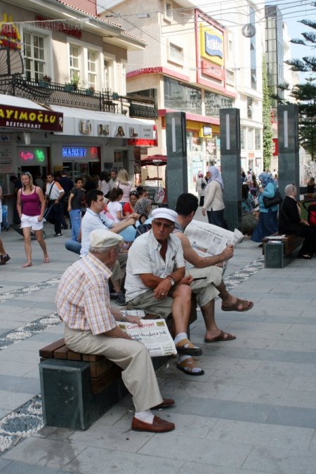Chp Milletvekili Adayı Bedava Cumhuriyet Gazetesi Dağıttırdı