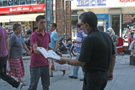 Chp Milletvekili Adayı Bedava Cumhuriyet Gazetesi Dağıttırdı