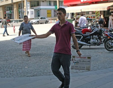 Chp Milletvekili Adayı Bedava Cumhuriyet Gazetesi Dağıttırdı