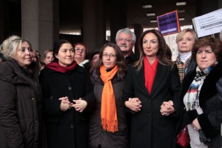 CHP Milletvekili Nazlıaka, Arınç hakkında suç duyurusunda bulundu