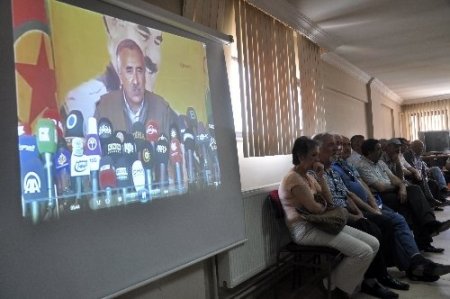 CHP Milletvekili Özcan, basın toplantısında Karayılan'ın açıklamalarını izletti