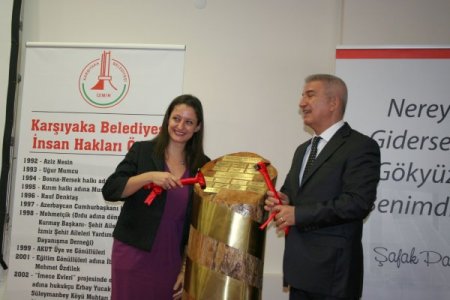 CHP Milletvekili Pavey’e 2012 İnsan Hakları Ödülü