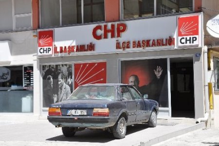 CHP önüne aracını bırakan inşaat işçisi bomba paniğine neden oldu