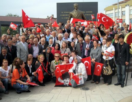 CHP Sakarya İl Teşkilatı, Atatürk Anıtı'na çelenk bıraktı