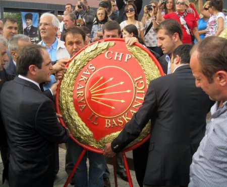 CHP Sakarya İl Teşkilatı, Atatürk Anıtı'na çelenk bıraktı