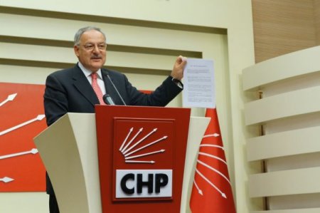 CHP Sözcüsü Koç, basın mensuplarına 9 maddelik metni gösterdi