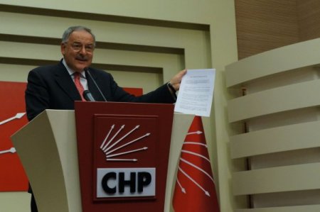 CHP Sözcüsü Koç, basın mensuplarına 9 maddelik metni gösterdi