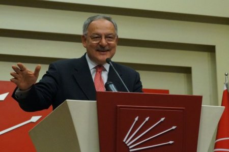 CHP Sözcüsü Koç, basın mensuplarına 9 maddelik metni gösterdi