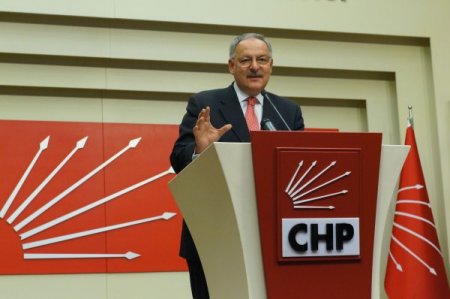 CHP Sözcüsü Koç, basın mensuplarına 9 maddelik metni gösterdi