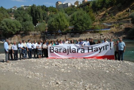 CHP'den barajlara karanfilli protesto