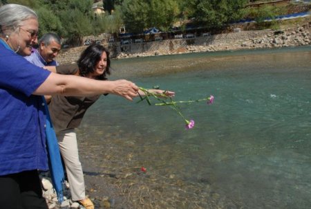 CHP'den barajlara karanfilli protesto