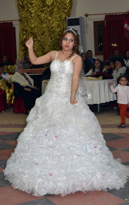 CHP'den beyaz gelinlik açılımı