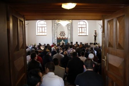 CHP’li belediyenin kütüphane yaptığı 700 yıllık cami ibadete açıldı