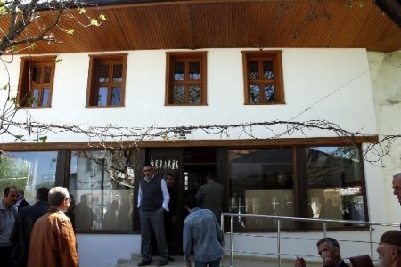 CHP’li belediyenin kütüphane yaptığı 700 yıllık cami ibadete açıldı