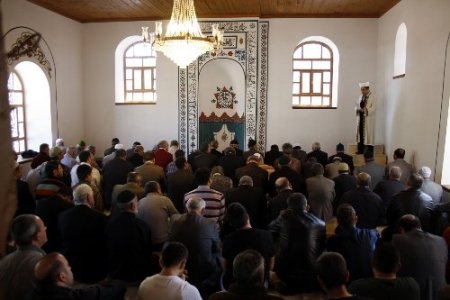 CHP’li belediyenin kütüphane yaptığı 700 yıllık cami ibadete açıldı