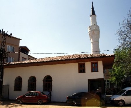 CHP’li belediyenin kütüphane yaptığı 700 yıllık cami ibadete açıldı