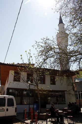 CHP’li belediyenin kütüphane yaptığı 700 yıllık cami ibadete açıldı