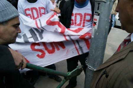 Chp'li Belediyeyi Protesto Etmek İçin Kendilerini Zincirlediler