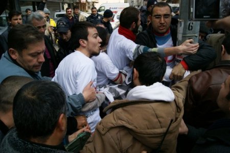 Chp'li Belediyeyi Protesto Etmek İçin Kendilerini Zincirlediler