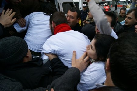 Chp'li Belediyeyi Protesto Etmek İçin Kendilerini Zincirlediler