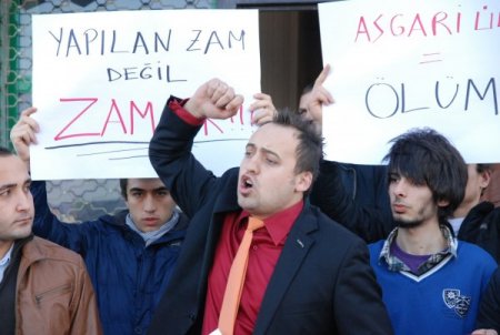 CHP’li gençler, asgari ücret artışını protesto etti