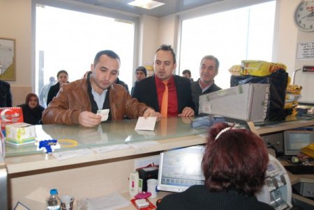 CHP’li gençler, asgari ücret artışını protesto etti