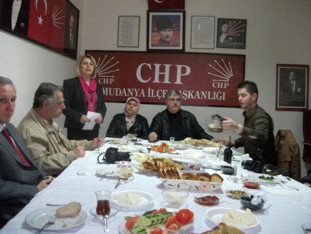 CHP’li kadınlardan basına kahvaltı
