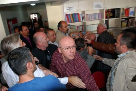 Chp'li Üyeler Yumruk Yumruğa Kavga Etti