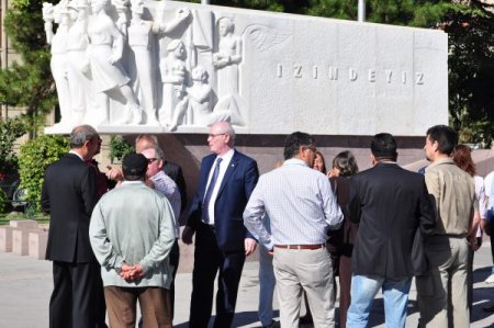 CHP’li vekilden çelenk nöbeti