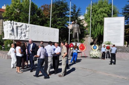 CHP’li vekilden çelenk nöbeti