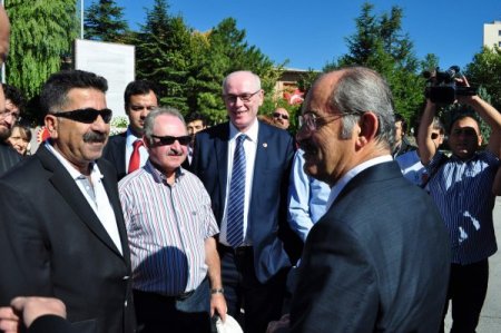 CHP’li vekilden çelenk nöbeti