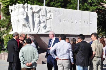 CHP’li vekilden çelenk nöbeti