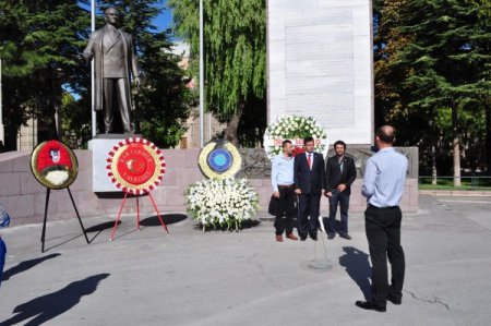 CHP’li vekilden çelenk nöbeti