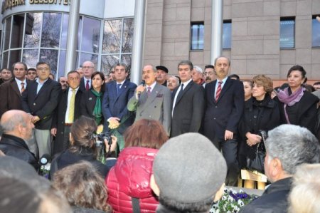 CHP’liler Eskişehir Belediyesi’ndeki operasyonları protesto etti