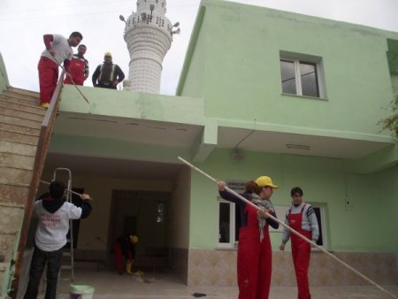 CHP’liler Hatay'da cami boyadı