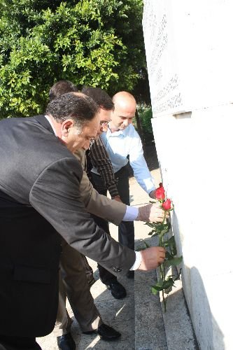 Chp'liler İnönü Anıtına Gül Bırakarak Başbakan Erdoğan'ı Protesto Etti