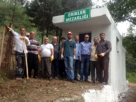 CHP'liler mezarlık temizledi