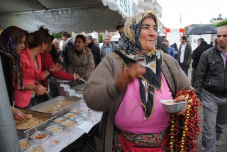 CHP'nin aşure etkinliğine AK Partililer de katıldı