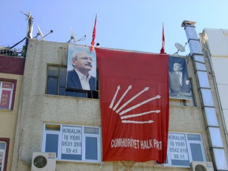 CHP'nin çatısından intihara kalkışan vatandaşı, CHP'li milletvekili indirdi