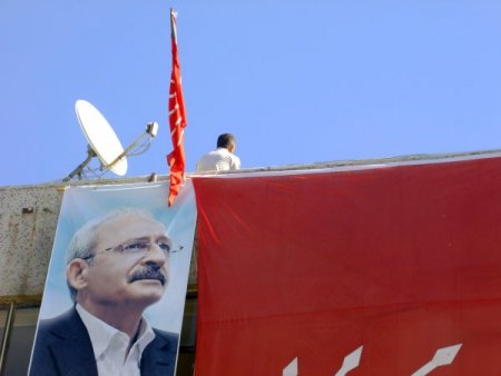 CHP'nin çatısından intihara kalkışan vatandaşı, CHP'li milletvekili indirdi