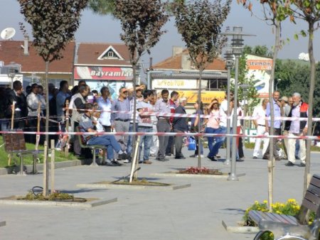 CHP'nin çatısından intihara kalkışan vatandaşı, CHP'li milletvekili indirdi