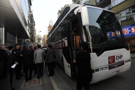 Chp'nin Seçim Otobüsünün Camı Kırıldı