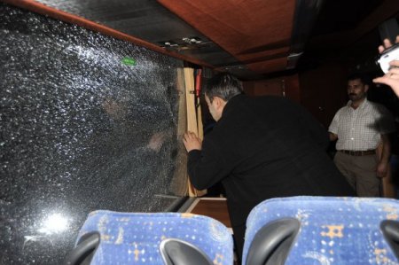 Chp'nin Seçim Otobüsünün Camı Kırıldı