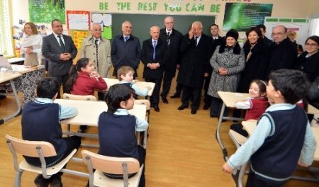 Çiçek, Kiev’de Türk okulunu ziyaret etti