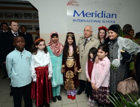 Çiçek, Kiev’de Türk okulunu ziyaret etti