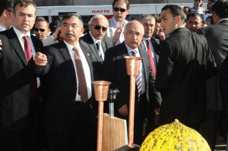 Çiçek: Ülkemizin karşılaştığı sorunları biz çözeceğiz (FOTOĞRAF İÇİN)