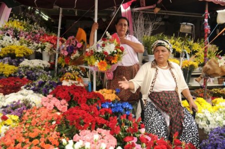 Çiçekçilerde Sevgililer Günü hazırlığı