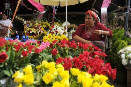 Çiçekçilerde Sevgililer Günü hazırlığı
